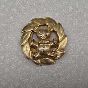Gold-Tone Teddy Bear Wreath Scarf Clip With Hinged Clasp 1.5"